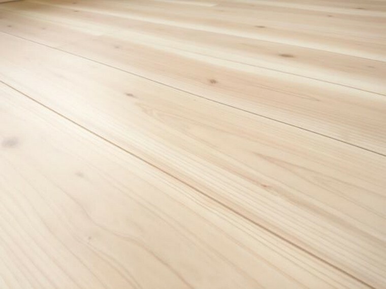 構造・工法・仕様 【同仕様写真】床材は住友林業クレスト社製の床材（柄名）を使用しています。表面に傷がつきにくく、汚れを落としやすいコーティングを施し、ワックス不要で日々のお手入れも楽々です。