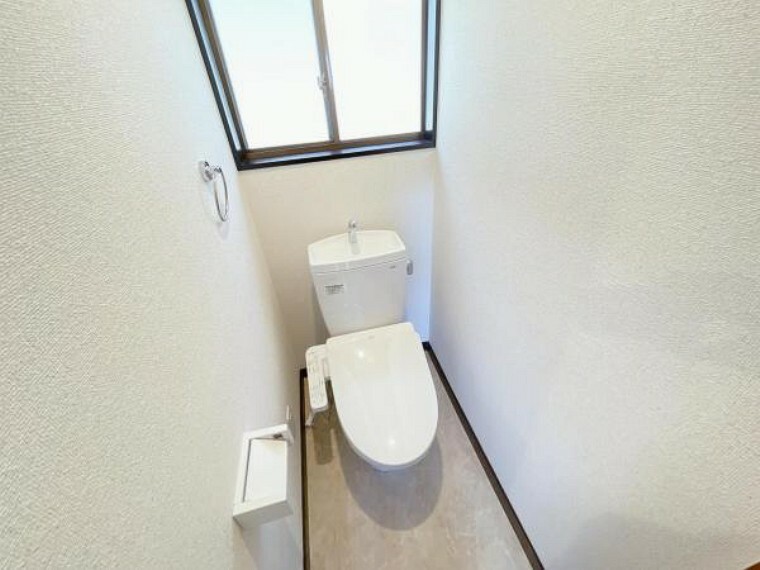 トイレ 【リフォーム済】2階にもトイレが付いていて便利です。便器の表面は凹凸がないため汚れが付きにくく、継ぎ目のない形状でお手入れが簡単です。節水機能付きなのでお財布にも優しいですね。