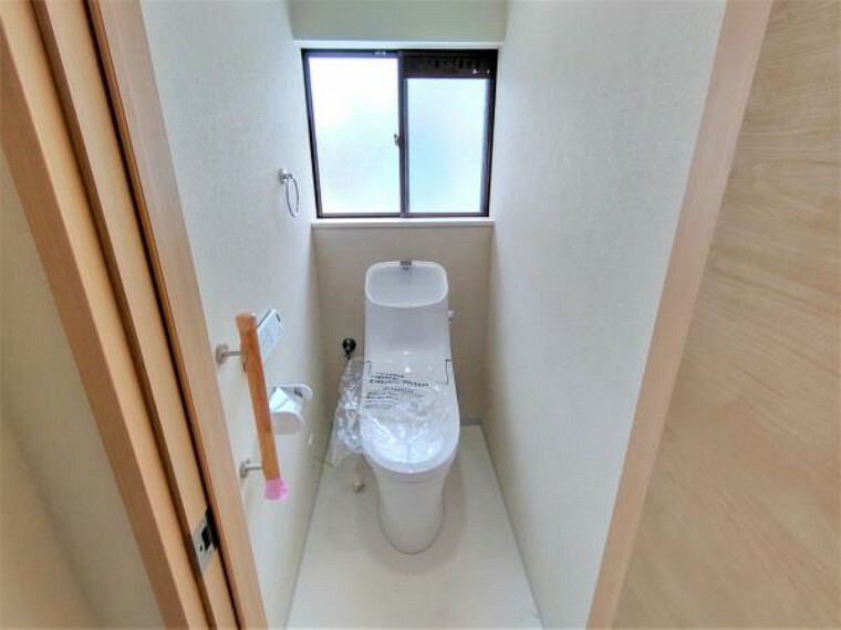 トイレ 【リフォーム済】トイレの床はクッションフロアを張替した掃除のしやすい乾式タイプで、壁天井はクロスの張り替えを行いました。