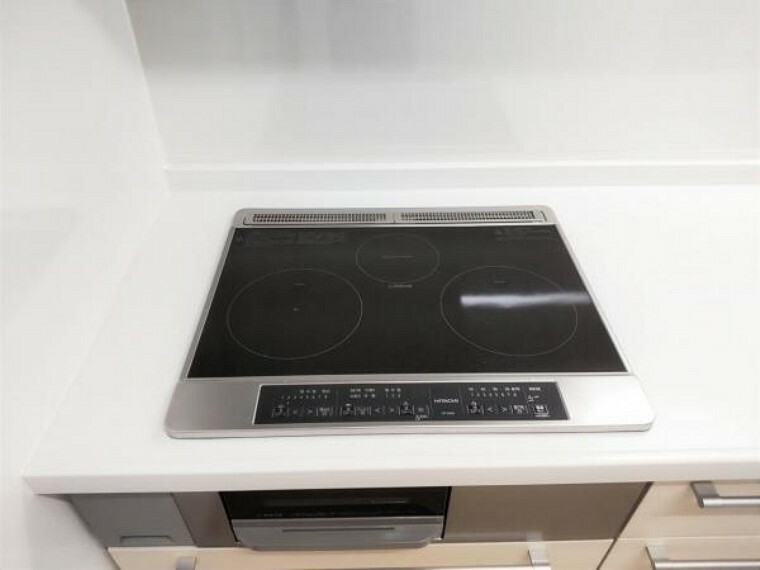 【リフォーム済】システムキッチンはIHの三口コンロなので同時進行で調理が可能です。大きなお鍋を置いても困らない広さです。火を使わないので火事の心配も減りますね。大きな窓もあるので日当たりと風通しのよいお部屋です。