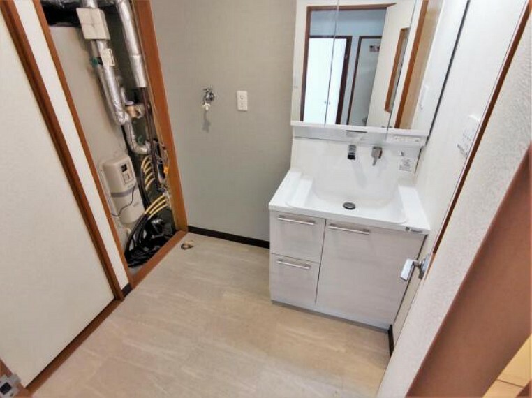 【リフォーム済】洗面所は約1坪のサイズがあり、同室に洗濯機を設置可能。廊下に洗濯機を置かなくていいので、散らかりも抑えられますね。床は水に強いクッションフロアを張替えました。