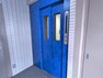 エントランスホール 【マンション内施設】エレベーターの写真です。青色の入り口がアクセントになっており、毎日出迎えてくれます。