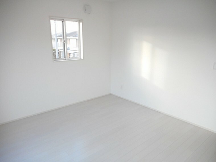 洋室 白いシンプルな洋室は明るい色の寝具も似合いそう。