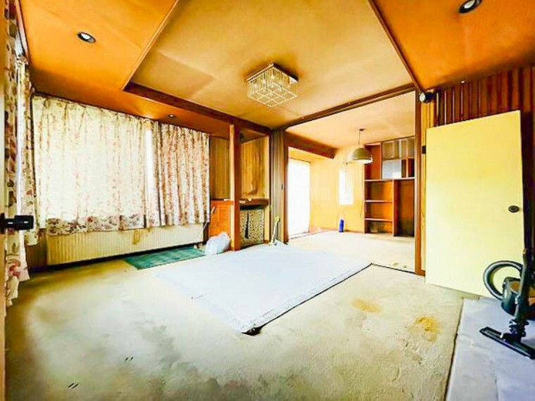 居間・リビング 少し古さは感じますが、どこか雰囲気の良い日本家屋風の邸宅。
