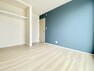 寝室 ■■明るい居室■■ 温もりある自然光を感じていただける居室です。飽きのこないナチュラルカラーの床にホワイトの壁紙は、色褪せることのない心地良さを作ります。