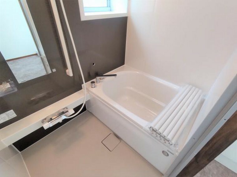 浴室 【リフォーム済写真】浴室はハウステック製の新品のユニットバスに交換しました。浴槽には滑り止めの凹凸があり、床は濡れた状態でも滑りにくい加工がされている安心設計です。