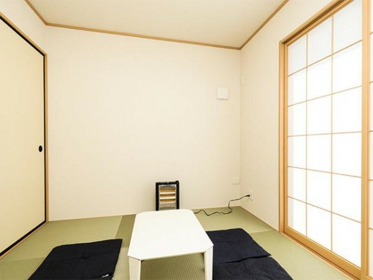同仕様写真（内観） ＼同仕様写真/新しいい草香る畳スペースは、使い方色々！客室やお布団で寝るときにぴったりの空間ですね。