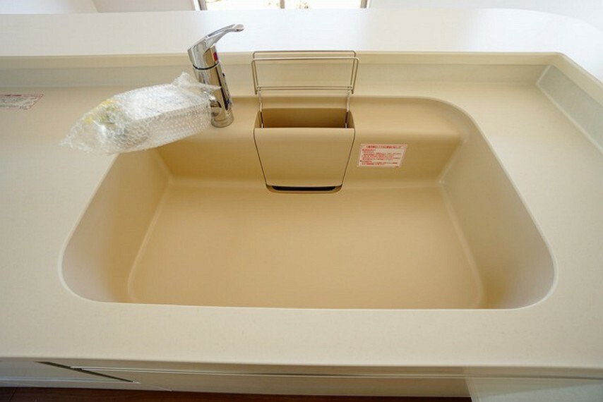キッチン 広々とした凸型シンクに洗剤ポケットを標準装備。大きなお鍋など洗いやすいです。洗剤や石鹸、スポンジもすっきりできる収納付き。