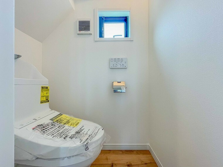 トイレ トイレはシンプルにホワイトで統一。多機能型の温水洗浄付きトイレを標準設置しています。