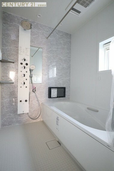 浴室 上品なアクセントパネルで優雅な空間を演出したシステムバス。浴室暖房換気乾燥機付きでカビ対策にもなります