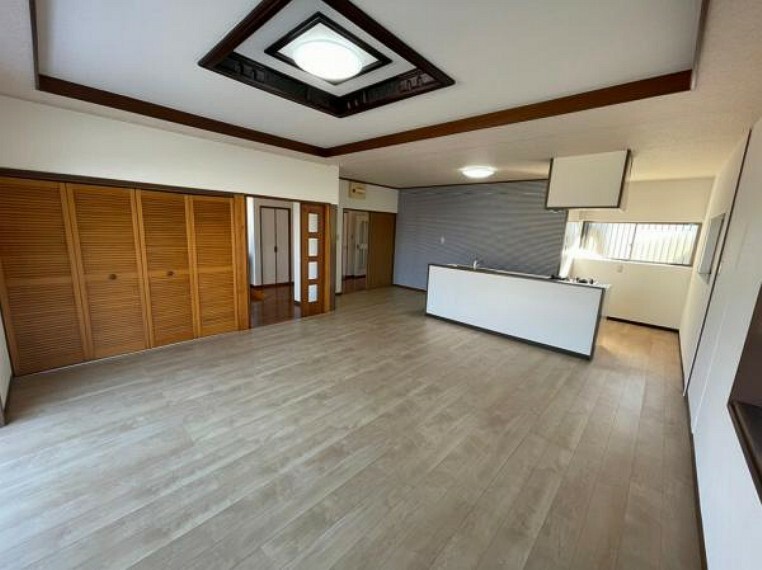 居間・リビング 清潔感あふれる白を基調にしたデザインのリビング。