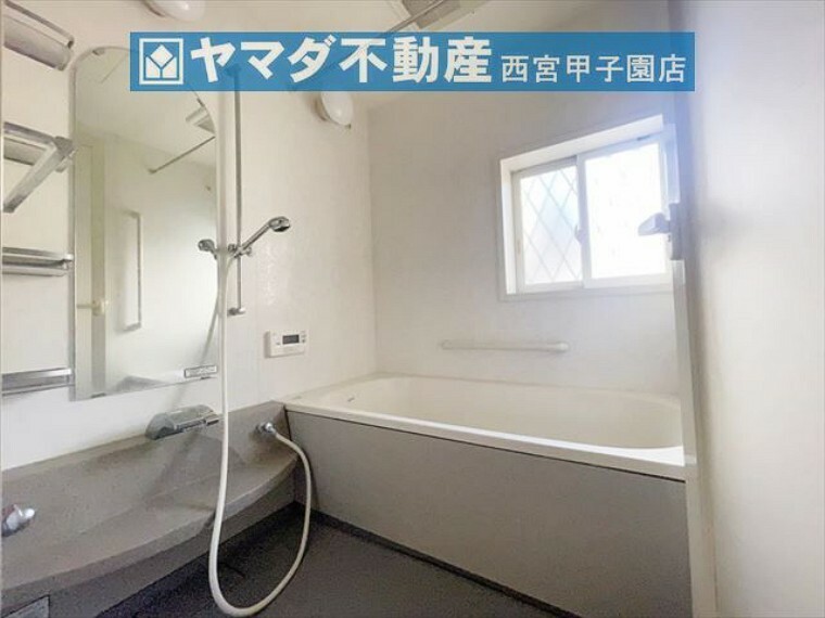 浴室 換気・採光に便利な窓ございます。浴室暖房乾燥機付