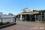 【JR草津駅】「京都」駅まで乗車約21分、「大阪」駅まで乗車約51分で到着します。通勤・通学・おでかけ時、気軽に立ち寄れるコンビニも近くにございます。
