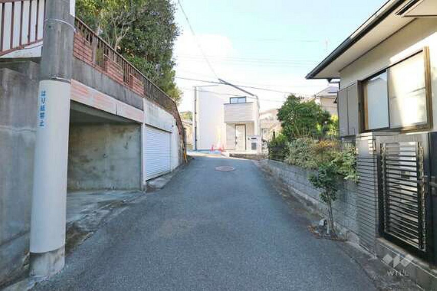 現況写真 物件の北側前面道路（東側から）。北側と西側の道路と接道しています。す。