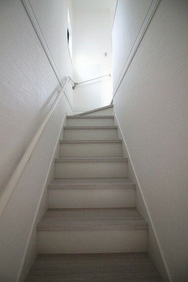 手摺付階段で上り下りも安心です。