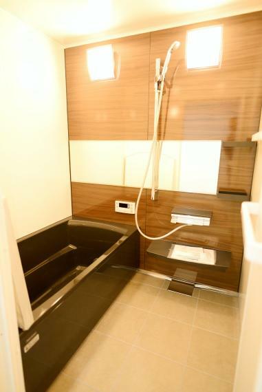 浴室 自動湯張り機能付きのバスルーム。