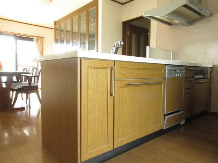 キッチン 落ち着いた色目のナチュラルなキッチンです。食洗器も設置されております。何と、キッチンにも床暖房が設置されております。冬の寒い朝等嬉しいです！（2021年12月4日　撮影）