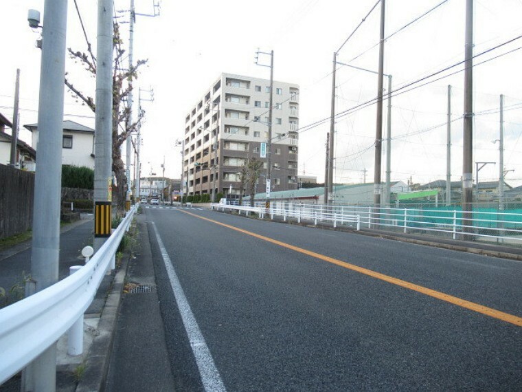 外観・現況 県立桑名高校が目の前の大通りに面しています。バス停も近くです。（2021年12月3日　撮影）
