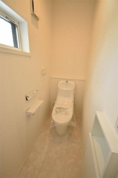 トイレ いつも綺麗に清潔に！もちろん窓も付いてるので空気の入れ替えも楽にできます。