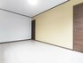 【リフォーム済】2階約7.5帖洋室　床フローリング重ね張り、壁・天井クロス張替、照明器具交換。収納を上手に活用して広々としたお部屋で寛いでください。
