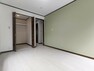 【リフォーム済】1階約6帖洋室 壁・天井クロス張替、床フローリング重ね張り、照明器具交換。収納を上手く使ってお部屋を広く使って下さいね。