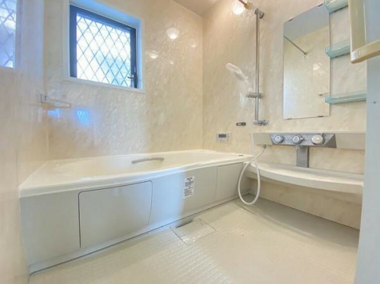 浴室 「浴室」ユニットバスは大理石調の壁パネルを使用して高級感のある雰囲気になっております。