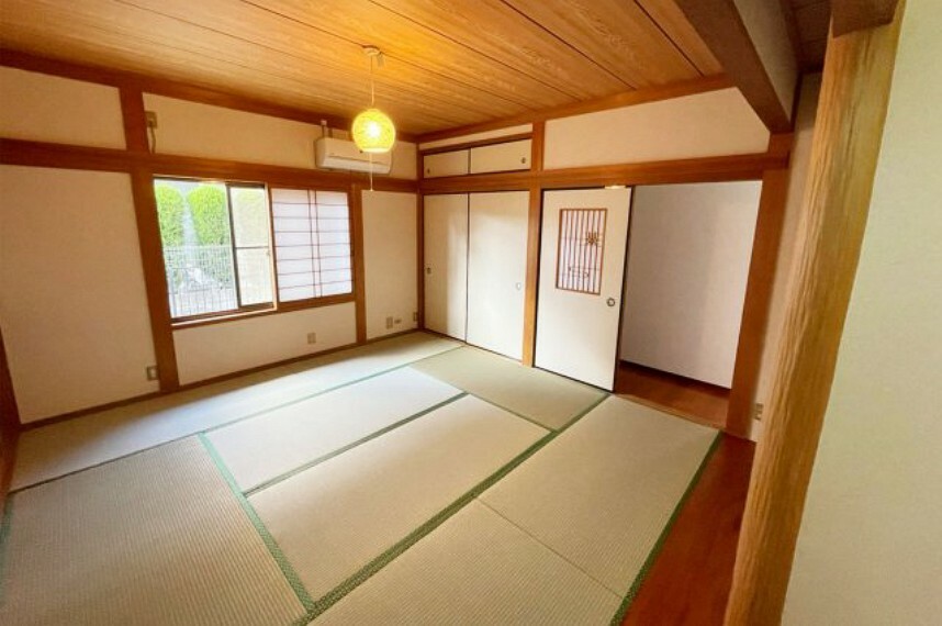 和室 1階和室8帖　広縁や床の間、仏間付きの広々とした和室です。