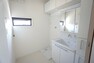 洗面化粧台 収納付きの洗面台なので、整理整頓ができすっきりと使えます＾＾三面鏡にハンドシャワー付きで使いやすい洗面台です＾＾