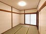 （リフォーム済）1階6畳和室は天井・壁のクロスを貼替し畳を表替え、襖を貼替しました。新しい畳は香ばしい香りがして気持ちいいですよ。