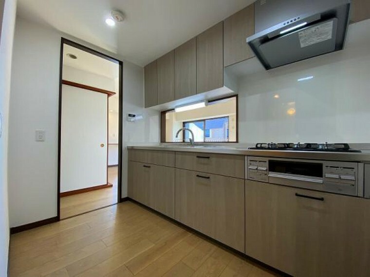 キッチン 多彩でゆとりある収納設計が、快適なクッキングと美しいキッチン空間を演出します