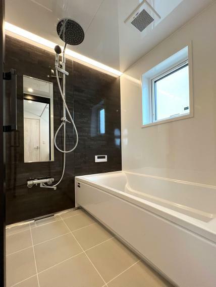 浴室 モダンなアクセントパネルとストレートラインLED照明採用で、高級感ある浴室。 シャワーは2つあり、真上からシャワーを浴びられる『オーバーヘッドシャワー』付きで、優雅なバスタイムをお過ごし頂けます。