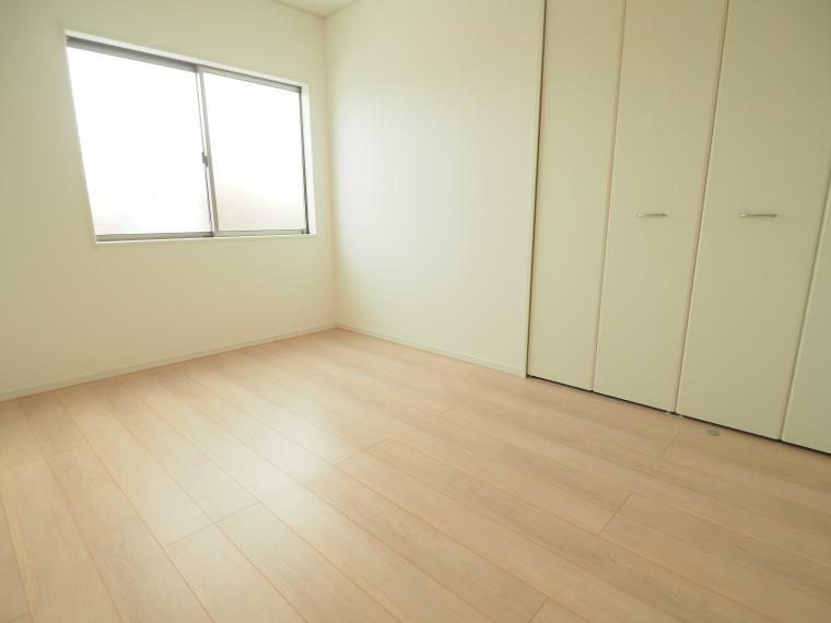 【洋室2】 収納スペースも充実。ゆったりお使いいただける寝室です。