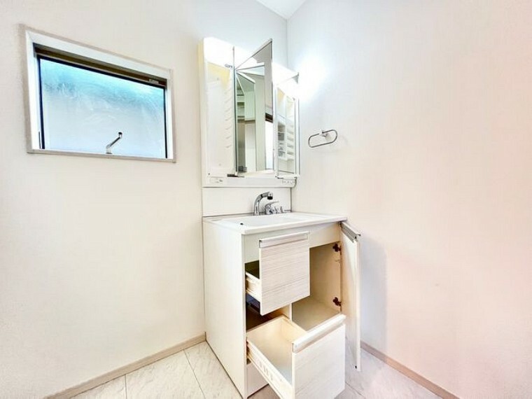 洗面化粧台 【洗面室】洗面台には三面鏡を採用。身だしなみを整えやすい事はもちろんですが、鏡の後ろに収納スペースを設ける事により、散らかりやすい洗面スペースをすっきりさせる事が出来るのも嬉しいですね