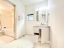 ランドリースペース 【洗面室】朝シャンや日々のお手入れにも便利なシャワー付き洗面化粧台です。並んで歯磨きもできる三面鏡仕様です