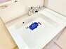 洗面化粧台 【洗面室】シャワー機能付きの洗面台には使いやすい横長ボウル、スマートに収まる収納と充実しています！あわただしい朝の洗面タイムに心強い設備です