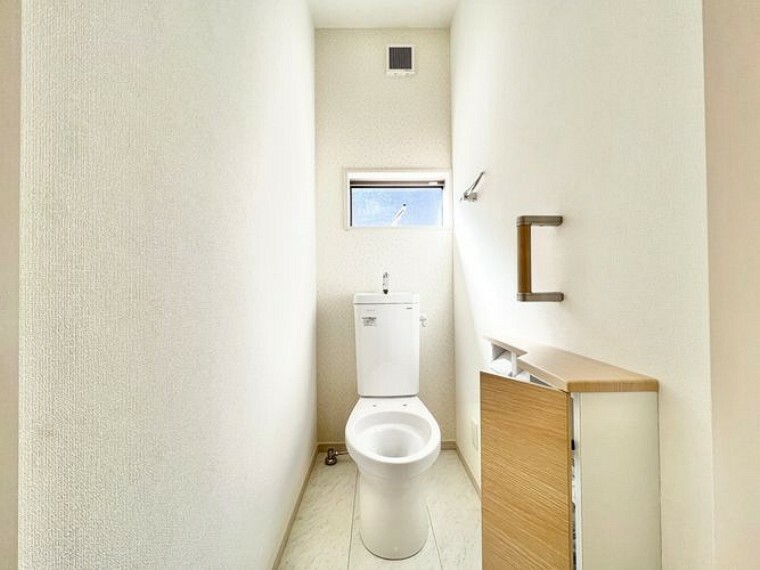 トイレ 【トイレ】いつも綺麗に清潔に！ウォッシュレット付きトイレです もちろん窓も付いてるので空気の入れ替えも楽にできます。