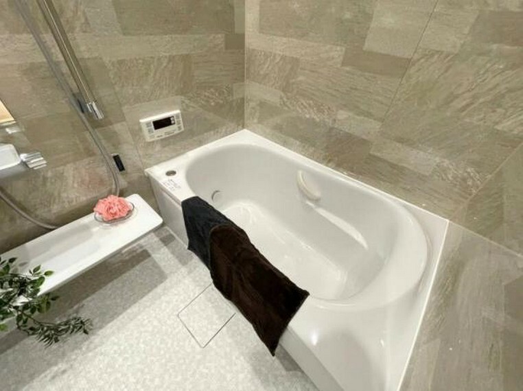 浴室 【浴室】浴室乾燥機付きの為、雨の日でも洗濯物を干すことができます。