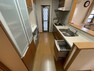 キッチン 豊富な収納スペースと食洗機を完備したシステムキッチン。作業台も広くお料理の効率もアップしますね