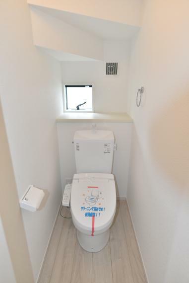 トイレ 〈現地写真〉 快適な温水洗浄便座仕様です。トイレは1階・2階ともにございますので、朝の混雑時にも安心してお使い頂けます。