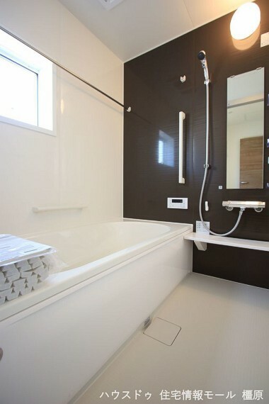 浴室 1坪サイズのゆったりした浴室で足を伸ばしておくつろぎ下さい。 キッチンからボタン一つでお湯はりや追い焚きの操作ができるオートバス機能付きです