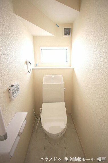 トイレ 2か所のトイレは朝の混雑緩和に活躍します。1・2階共に温水洗浄便座を完備しております
