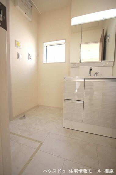 洗面化粧台 大型の洗濯機も無理なく設置できる広さを確保。洗面台は便利なシャワー付きです。