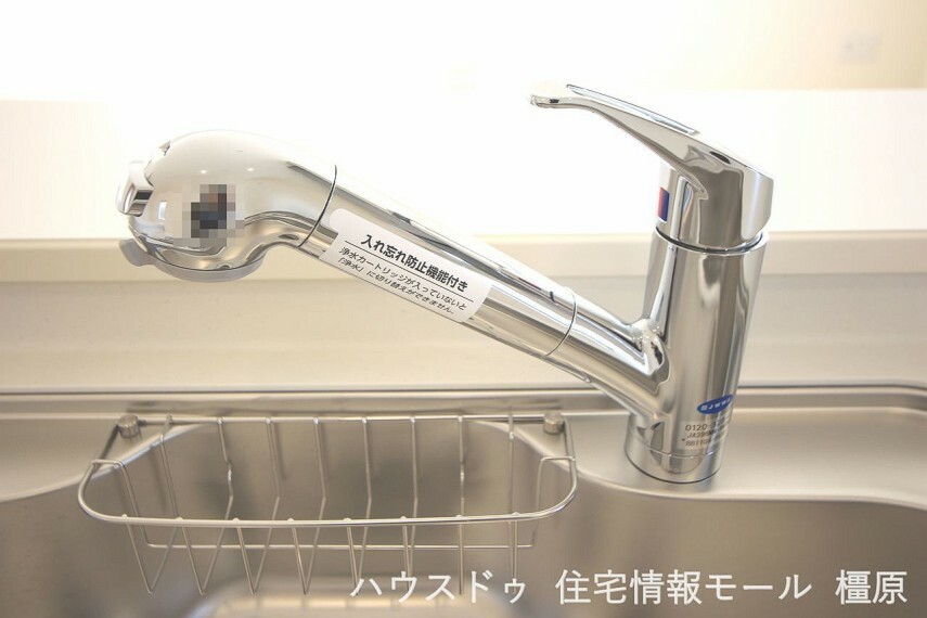 キッチン 水栓一体型の浄水器を設置。場所を取らずにきれいな水がいつでも利用できます
