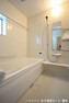 浴室 1坪サイズのゆったりした浴室で足を伸ばしておくつろぎ下さい。 キッチンからボタン一つでお湯はりや追い焚きの操作ができるオートバス機能付きです