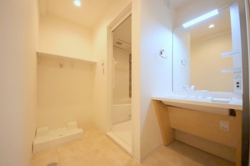 室内（2021年12月）撮影　シャワートイレ新規取り換え済み　洗面化粧台リフォーム済（2021年9月