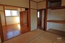 2階和室。隣の洋室とは襖で仕切られており、襖を取り払えば12帖の広々とした居室として使用できます。