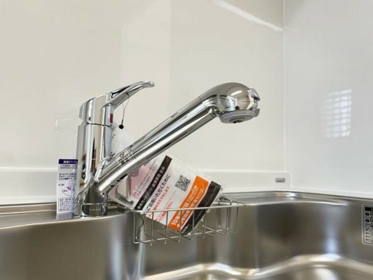 キッチン 【リフォーム済】新品交換するキッチンの水栓金具はノズルが伸びてシンクのお手入れもラクラクです。水栓本体には浄水機能が内蔵されていて、おいしいお水をつくります。