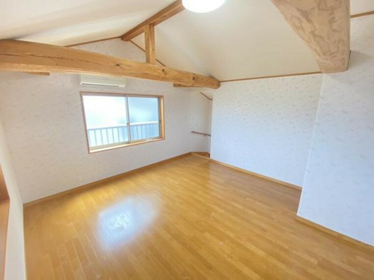 洋室 【リフォーム中】車庫の2階部分の洋室になります。床はクリーニング、壁・天井・建具のクロスの張替を行います。2面採光によって明るく、趣味などのお部屋にぴったりですね。