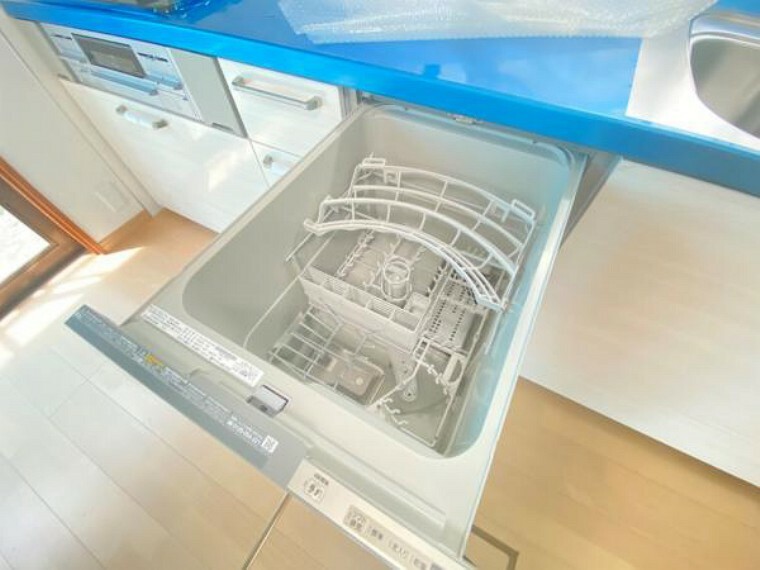 キッチン 【リフォーム中】食洗機のメリット、一番は「時間の有効活用」。 洗浄から乾燥まで全自動により食器洗いの時間を短縮できます。実は手洗いより複雑な形状の物を洗うのも簡単です。