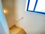 同仕様写真（内観） ＜同仕様写真＞階段は手摺が付いた使う人みんなに優しい安全設計！窓付きで明るい！